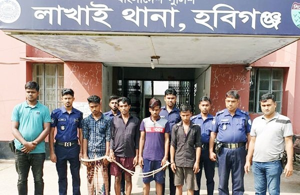 লাখাইয়ে ডাকাতি করে পালানোর সময় অস্ত্রশস্ত্রসহ গ্রেফতার ৫ লাখাইয়ে ডাকাতি করে পালানোর সময় অস্ত্রশস্ত্রসহ গ্রেফতার ৫