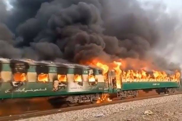 পাকিস্তানে ট্রেনে আগুনে নিহত ৬২ পাকিস্তানে ট্রেনে আগুনে নিহত ৬২