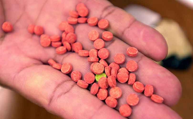 একশত পিস ইয়াবাসহ যুবক আটক ইয়াবা