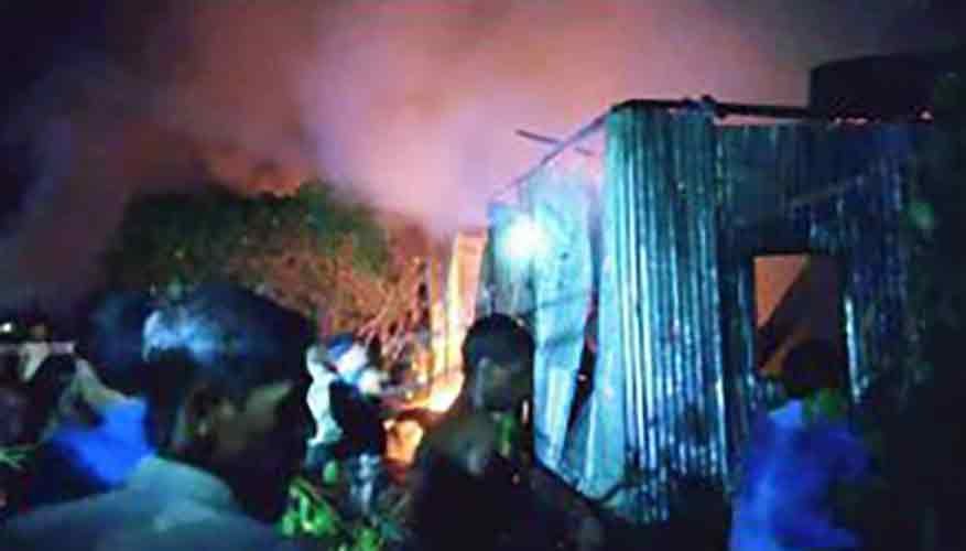 মাধবপুরে আগুনে পুড়ে ছাই ৫ বসতঘর মাধবপুরে-আগুনে-পুড়ে-ছাই-৫-বসতঘর
