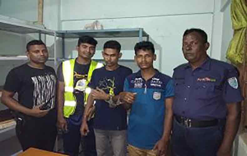 ১০২ পিস ইয়াবাসহ মাদক ব্যবসায়ী আটক ১০২-পিস-ইয়াবাসহ-মাদক-ব্যবসায়ী-আটক