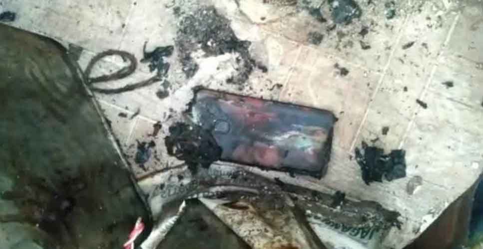 মোবাইল চার্জে লাগিয়ে ঘুম, বিস্ফোরণে যুবকের মৃত্যু Mobile-14125