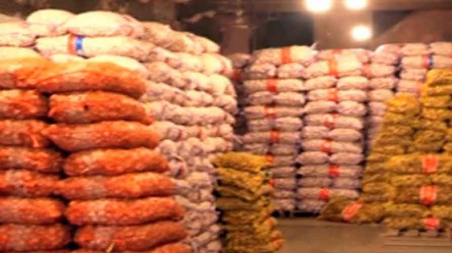 করোনাভাইরাস আতঙ্ক : চোখ রাঙাচ্ছে রসুন ও এলাচ ctg-onion