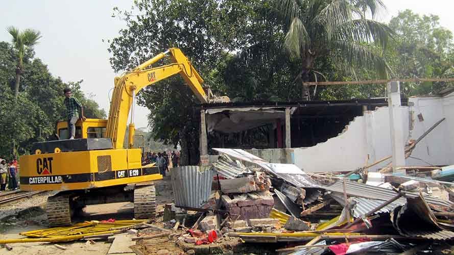 শায়েস্তাগঞ্জ রেলওয়ে জমি: রাগব বোয়ালদের স্থাপনা না ভেঙ্গে চুনুপুটিদের উচ্ছেদ শায়েস্তাগঞ্জ রেলওয়ে জমি