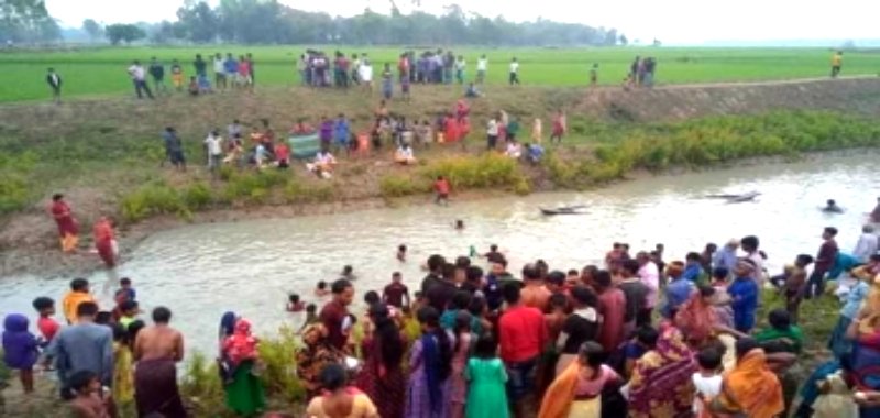 নিষেধাজ্ঞা অমান্য করে হবিগঞ্জে পুণ্যস্নান! নিষেধাজ্ঞা অমান্য করে হবিগঞ্জে পুণ্যস্নান!