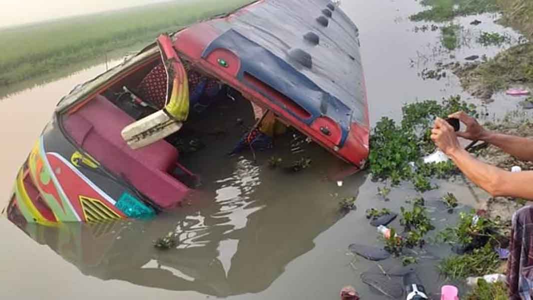আজমিরীগঞ্জ যাত্রীবাহী বাস খাদে পড়ে আহত ৩০ আজমিরীগঞ্জ যাত্রীবাহী বাস খাদে পড়ে আহত ৩০