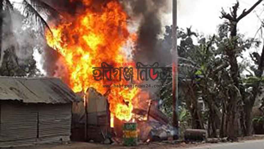 বাহুবলে মহাসড়কের পাশের তেলের দোকান পুড়ে ছাই বাহুবলে মহাসড়কের পাশের তেলের দোকান পুড়ে ছাই