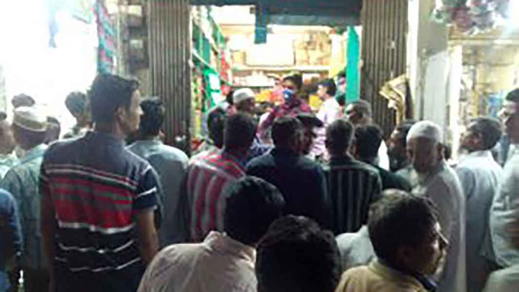 শায়েস্তাগঞ্জে অতিরিক্ত দামে পেঁয়াজ বিক্রি করায় জরিমানা শায়েস্তাগঞ্জে অতিরিক্ত দামে পেঁয়াজ বিক্রি করায় জরিমানা