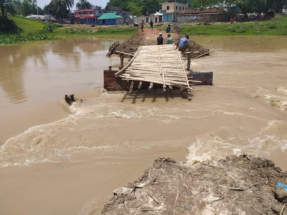 শায়েস্তাগঞ্জে বৃষ্টিতে ভেসে গেল সুতাং নদীর উপর নির্মিত বিকল্প সড়ক শায়েস্তাগঞ্জে বৃষ্টিতে ভেসে গেল সুতাং নদীর উপর নির্মিত বিকল্প সড়ক