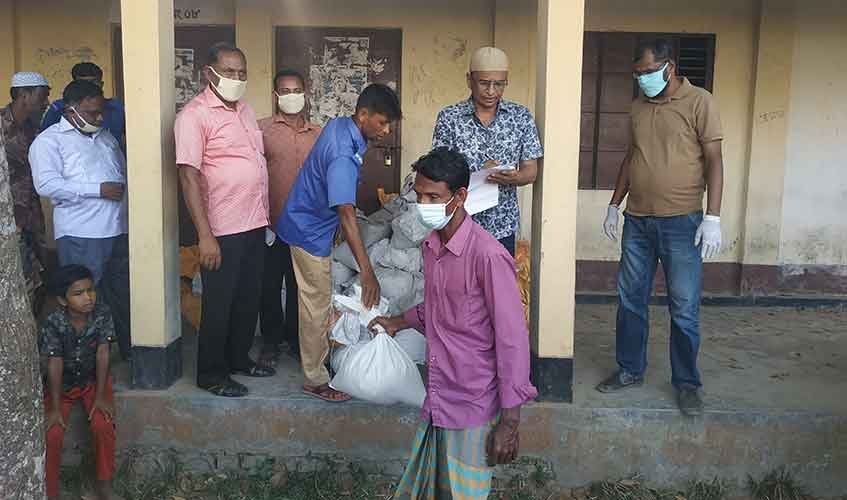 মাধবপুরে সুবিধাবঞ্চিতদের মাঝে বিশেষ প্রণোদনা খাদ্য সামগ্রী বিতরণ Madhabpr-Help
