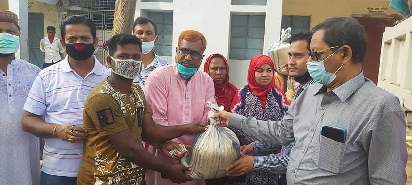 মাধবপুর পৌর সভায় ২শ কর্মহীন মানুষ পেল চাল মাধবপুর পৌর সভায় ২শ কর্মহীন মানুষ পেল চাল