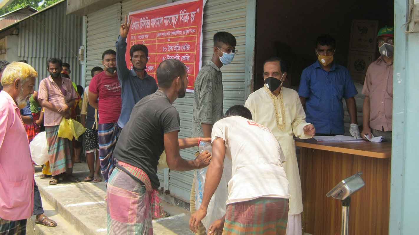শায়েস্তাগঞ্জে টিসিবির পন্য বিক্রি শায়েস্তাগঞ্জে টিসিবির পন্য বিক্রি