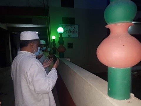 রাতের আঁধারে অসহায় মানুষদের পাশে আলহাজ্ব জি কে গউছ। রাতের আঁধারে অসহায় মানুষদের পাশে আলহাজ্ব জি কে গউছ।
