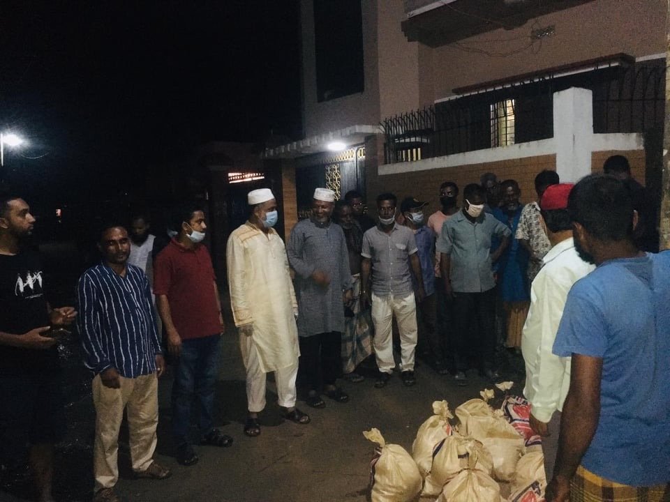রাতের আঁধারে প্রতিনিয়ত হেঁটে বেড়াচ্ছেন জি কে গউছ। রাতের আঁধারে প্রতিনিয়ত হেঁটে বেড়াচ্ছেন জি কে গউছ।