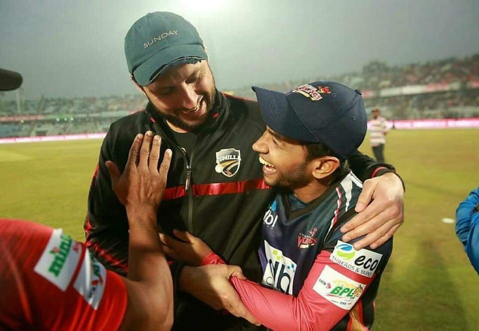 আফ্রিদি চড়া দামে মুশফিকের ব্যাট কিনলেন আফ্রিদি চড়া দামে মুশফিকের ব্যাট কিনলেন