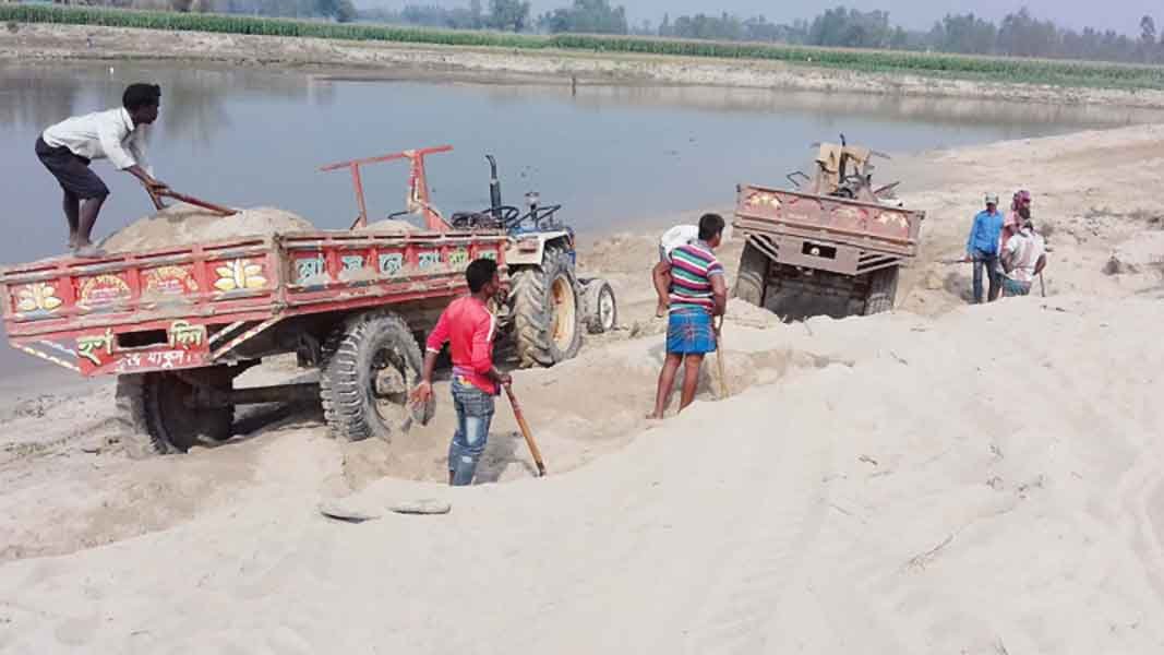 চনারুঘাটে অবৈধ বালু উত্তোলনে বাধা দেয়ায় ৩ সরকারী কর্মচারীকে পিঠিয়ে আহত চনারুঘাটে অবৈধ বালু উত্তোলনে বাধা দেয়ায় ৩ সরকারী কর্মচারীকে পিঠিয়ে আহত