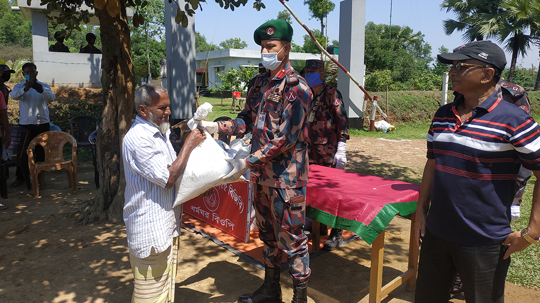 মাধবপুর-নিম্নআয়ের-পরিবারের-মাঝে-বিজিবির-ত্রাণ-সামগ্রী-বিতরণ