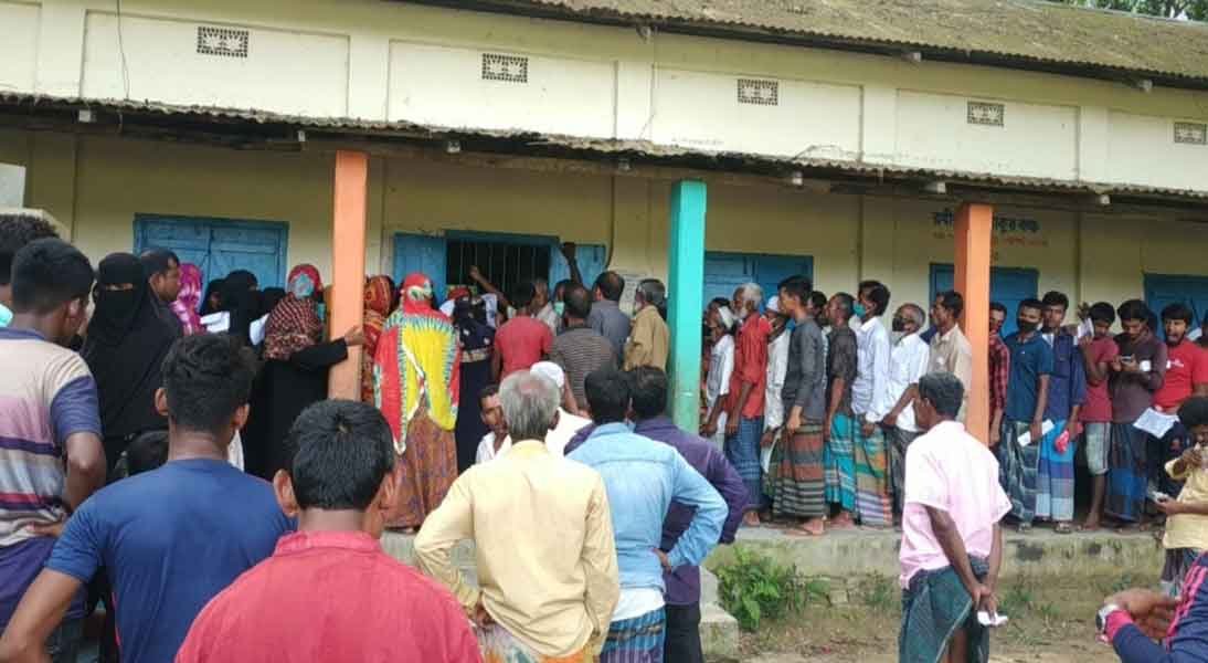 মাধবপুরে পল্লী বিদ্যুৎ বিল গ্রহণে মানা হচ্ছে না সামাজিক দুরত্ব মাধবপুরে পল্লী বিদ্যুৎ বিল গ্রহণে মানা হচ্ছে না সামাজিক দুরত্ব