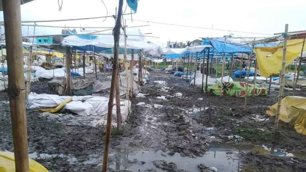 বৃষ্টির পানি ও কাদামাটিতে বেহাল মাধবপুর সবজি বাজার বৃষ্টির পানি ও কাদামাটিতে বেহাল মাধবপুর সবজি বাজার