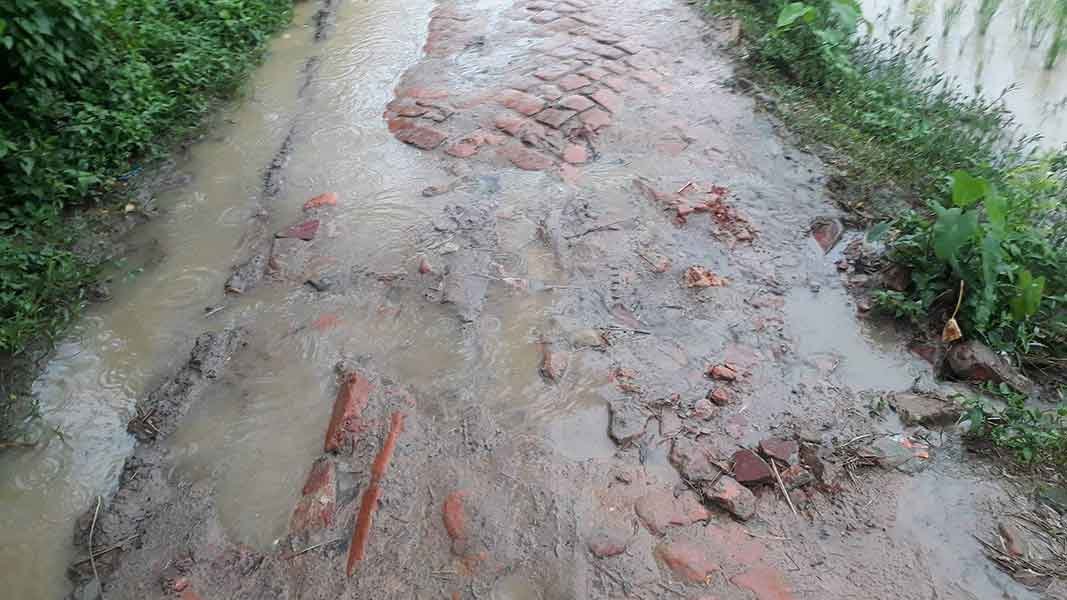 মাধবপুরে রাস্তার ইট সলিং ভেঙ্গে যাওয়ায় জনসাধারণের দুর্ভোগ মাধবপুরে রাস্তার ইট সলিং ভেঙ্গে যাওয়ায় জনসাধারণের দুর্ভোগ
