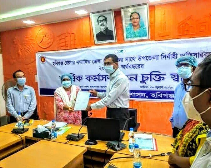 হবিগঞ্জে ডিসির সাথে জেলার ইউএনও দের চুক্তি স্বাক্ষর হবিগঞ্জে ডিসির সাথে জেলার ইউএনও দের চুক্তি স্বাক্ষর