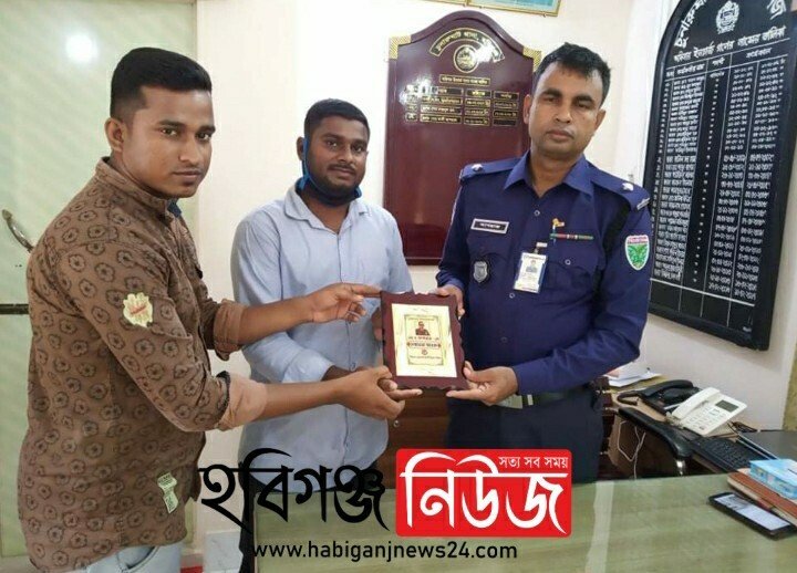 চুনারুঘাট প্রবাসী উন্নয়ন পরিষদের পক্ষ থেকে ওসি কে সম্মাননা চুনারুঘাট প্রবাসী উন্নয়ন পরিষদের পক্ষ থেকে ওসি কে সম্মাননা