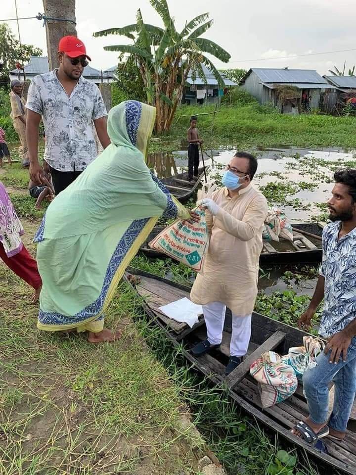 হবিগঞ্জে দরিদ্র মানুষের পাশে থেকে উন্নয়ন করে যাচ্ছেন ডাঃ মুশফিক হবিগঞ্জে দরিদ্র মানুষের পাশে থেকে উন্নয়ন করে যাচ্ছেন ডাঃ মুশফিক