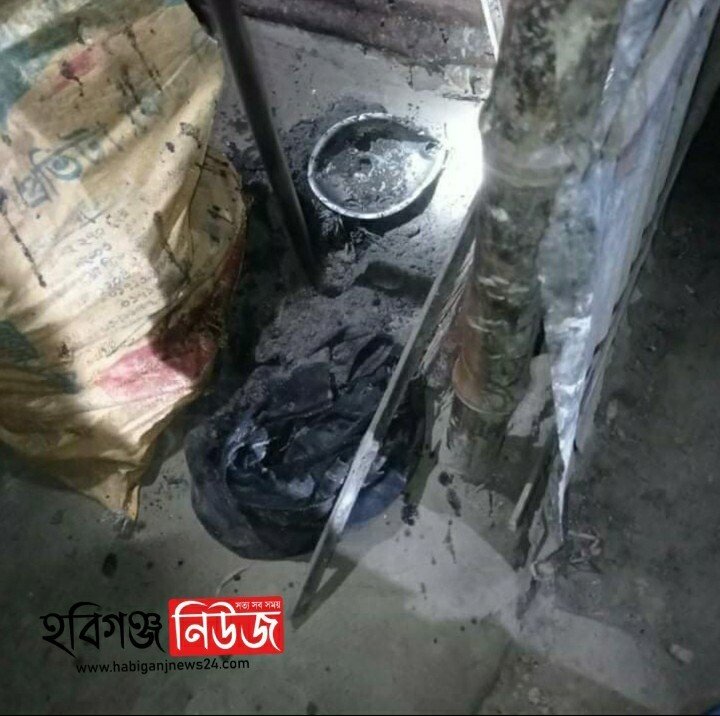 বানিয়াচংয়ে জনতার হাতে মদের পাট্টা ধ্বংস বানিয়াচংয়ে জনতার হাতে মদের পাট্টা ধ্বংস