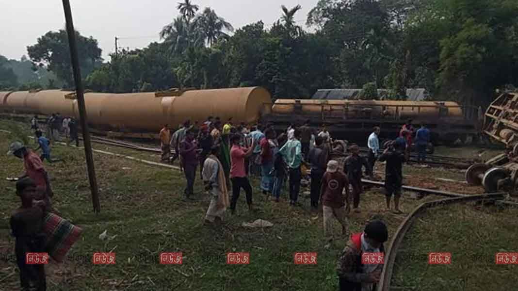 মাধবপুরে তেলবাহি ট্রেনের চারটি বাগি লাইচ্যুত মাধবপুরে তেলবাহি ট্রেনের চারটি বাগি লাইচ্যুত