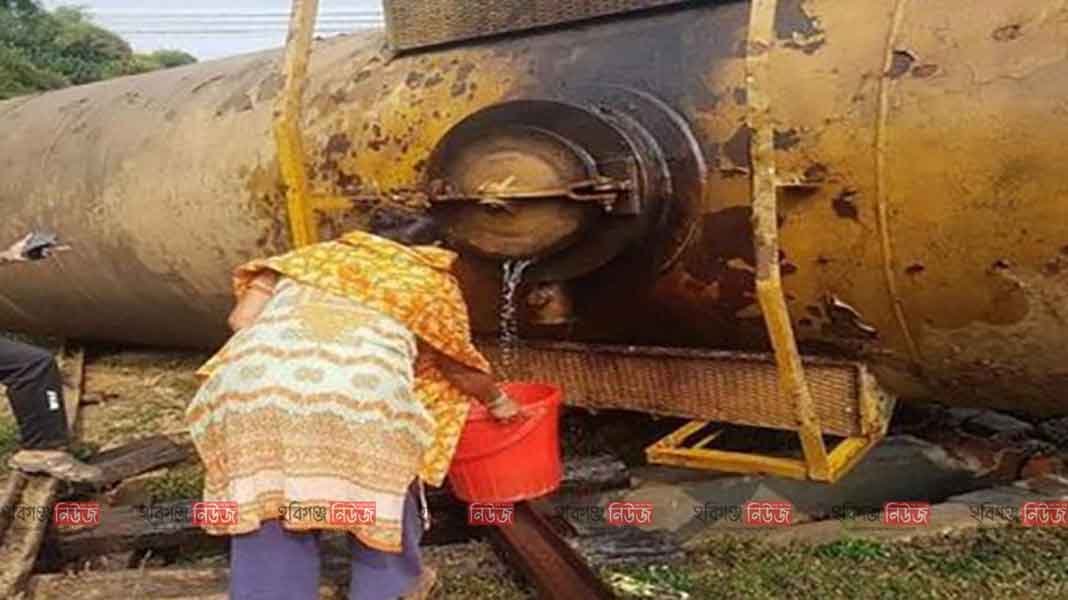 প্রায় ১৩ ঘণ্টা পর সিলেটের সাথে রেল যোগাযোগ শুরু লাইনচ্যুত ট্রেন থেকে তেল সংগ্রহের হিড়িক