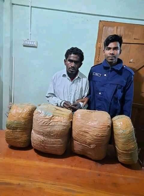 মাধবপুরে ১২ কেজি গাঁজা সহ মাদক ব্যবসায়ী গ্রেপ্তার মাধবপুরে ১২ কেজি গাঁজা সহ মাদক ব্যবসায়ী গ্রেপ্তার