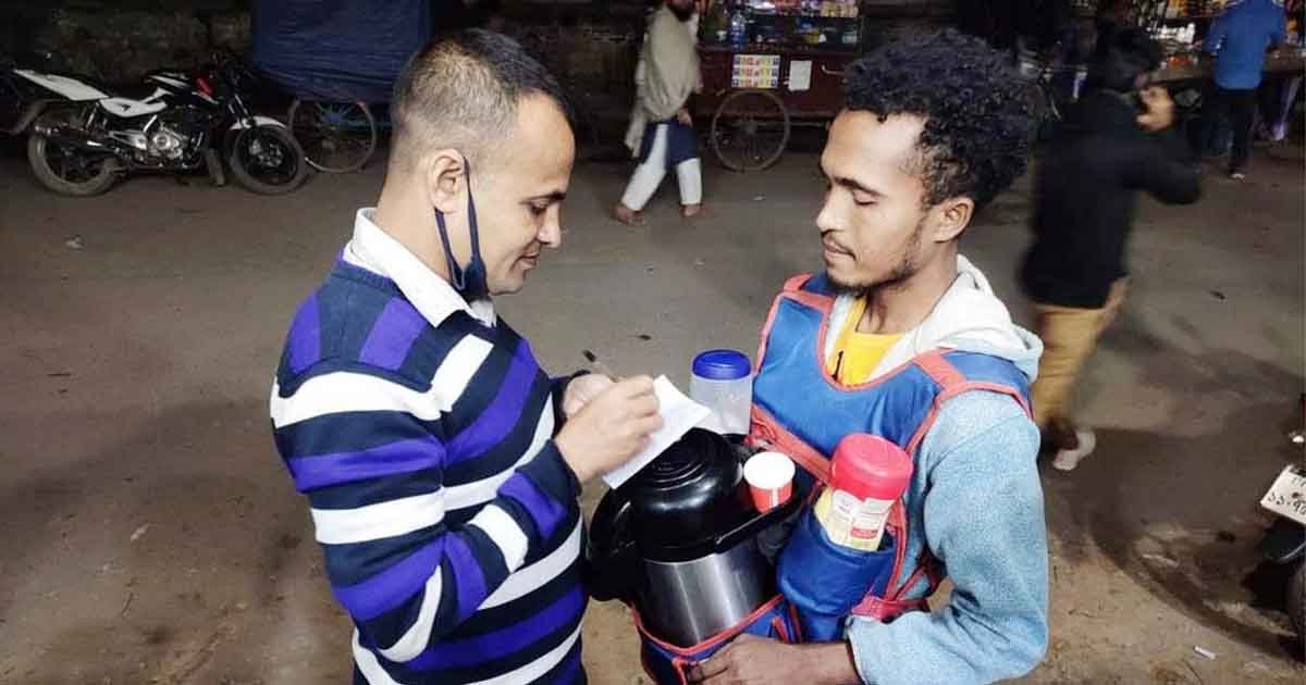 মায়ের চিকিৎসার খরচের জন্য লেখাপড়া ছেড়ে ভ্রাম্যমান কফি বিক্রি মায়ের চিকিৎসার খরচের জন্য লেখাপড়া ছেড়ে ভ্রাম্যমান কপি বিক্রি