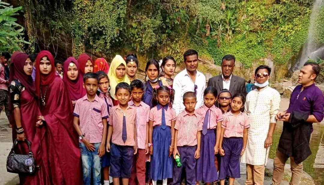নূর মডেল কেজি এন্ড হাই স্কুলের বার্ষিক শিক্ষা সফর অনুষ্ঠিত নূর মডেল কেজি এন্ড হাই স্কুলের বার্ষিক শিক্ষা সফর অনুষ্ঠিত