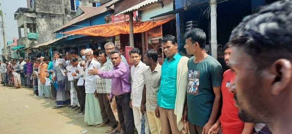 শাল্লার সাত পাড়া বাজারে হিন্দু মুসলিমদের সমন্বয়ে মানববন্ধন শাল্লার সাত পাড়া বাজারে হিন্দু মুসলিমদের সমন্বয়ে মানববন্ধন
