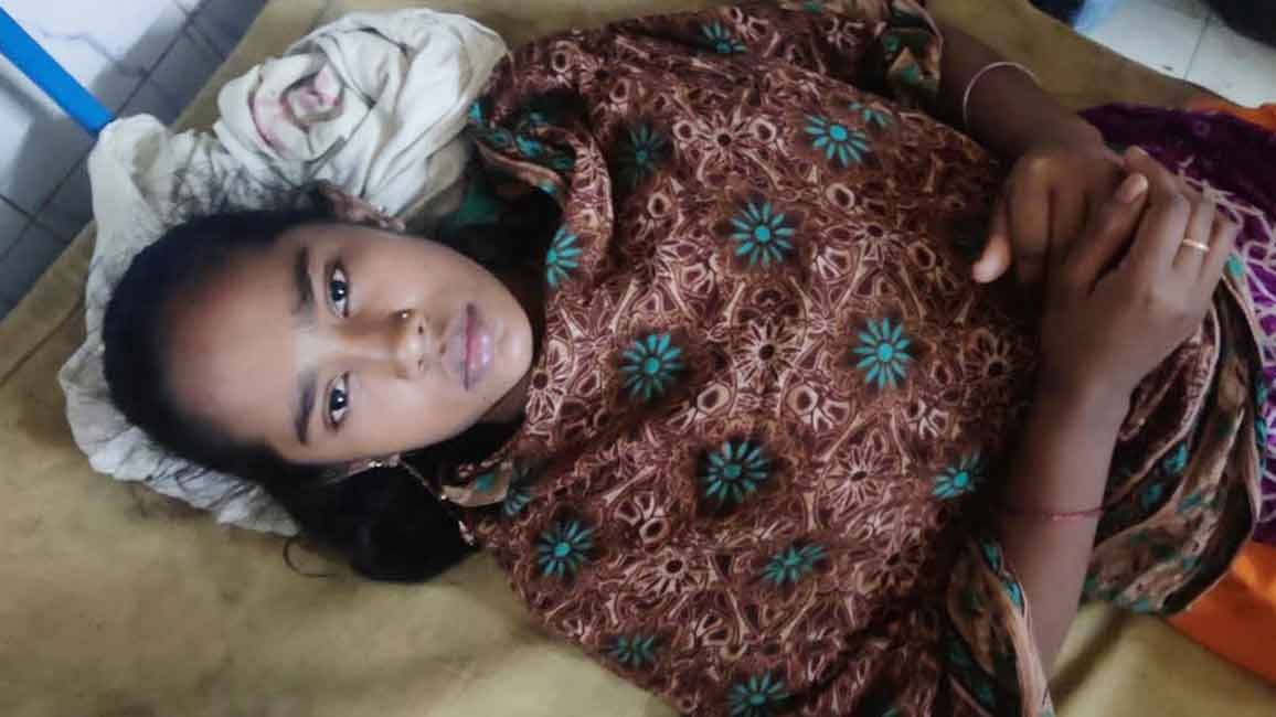 বিয়ে করার দেড় মাসের মাথায় নববধূকে মুখ বিষ ঢেলে হত্যার চেষ্টা বিয়ে করার দেড় মাসের মাথায় নববধূকে মুখ বিষ ঢেলে হত্যার চেষ্টা