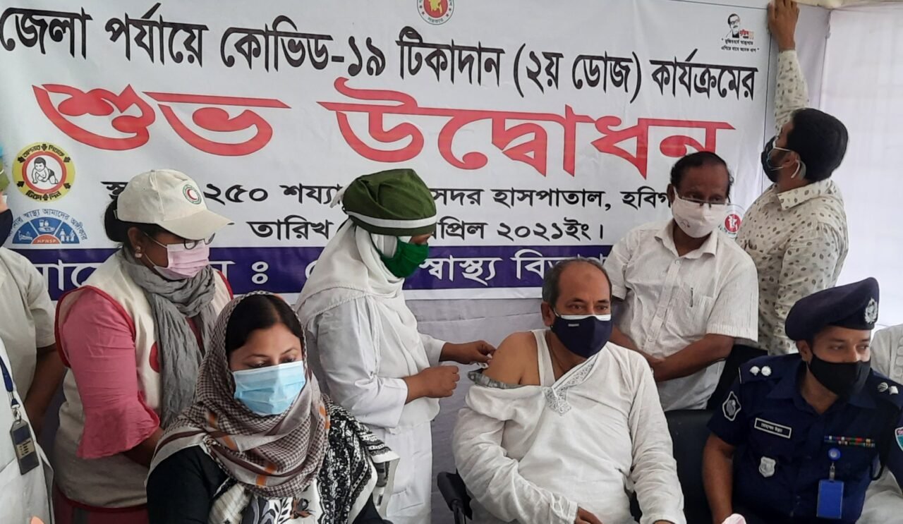 কেবিড-১৯ টিকার ২য় ডোজ গ্রহণ করছেন সংসদ সদস্য এডভোকেট মোঃ আবু জাহির।
