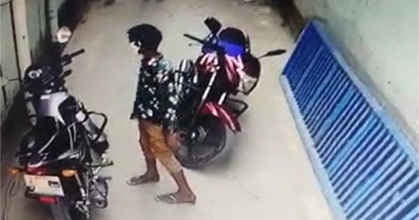 শহরের নতুন বাস টার্মিনাল এলাকা থেকে দিনে দুপুরে মোটর সাইকেল চুরি শহরের নতুন বাস টার্মিনাল এলাকা থেকে দিনে দুপুরে মোটর সাইকেল চুরি