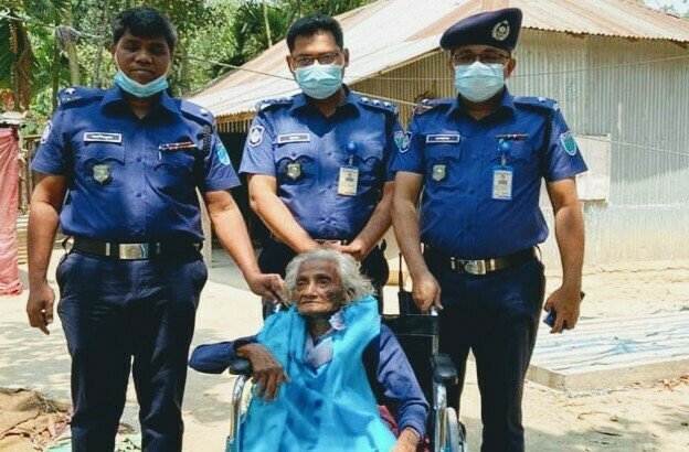 শতবর্ষী বৃদ্ধাকে হুইলচেয়ার উপহার দিলেন হবিগঞ্জের এসপি শতবর্ষী বৃদ্ধাকে হুইলচেয়ার উপহার দিলেন হবিগঞ্জের এসপি