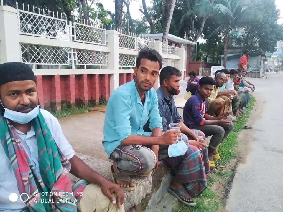 হবিগঞ্জ শহরে প্রায় ৩০টি অটোরিক্সা আটক, প্রতিবাদে রাস্তায় বসে শুধু পানি দিয়ে ইফতার হবিগঞ্জ শহরে প্রায় ৩০টি অটোরিক্সা আটক