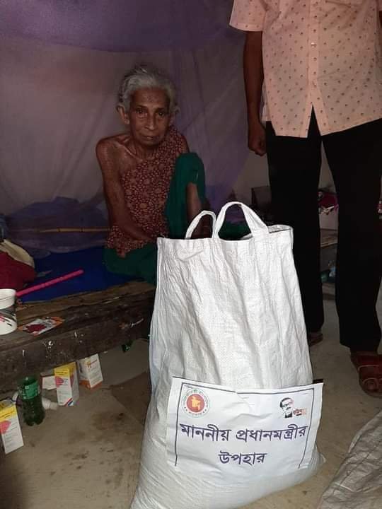 মাধবপুরে অসহায় তাম্বুনেছার বাড়িতে ত্রাণ সামগ্রী নিয়ে হাজির ইউএনও মাধবপুরে অসহায় তাম্বুনেছার বাড়িতে ত্রাণ সামগ্রী নিয়ে হাজির ইউএনও