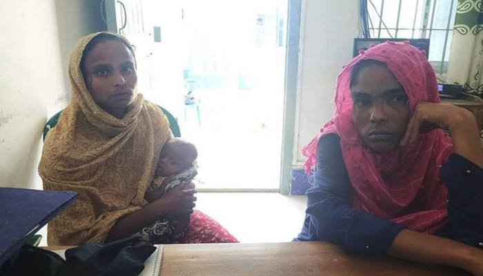 লাখাইয়ে দুই নারী ছিনতাইকারী আটক লাখাইয়ে দুই নারী ছিনতাইকারী আটক