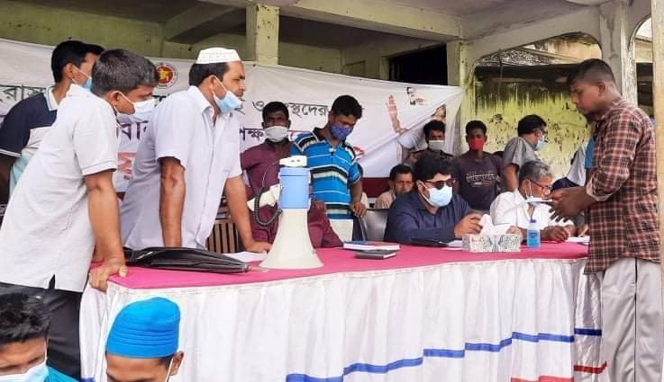 হবিগঞ্জে পরিবহন শ্রমিকদের মাঝে নগদ অর্থ বিতরণ হবিগঞ্জে পরিবহন শ্রমিকদের মাঝে নগদ অর্থ বিতরণ