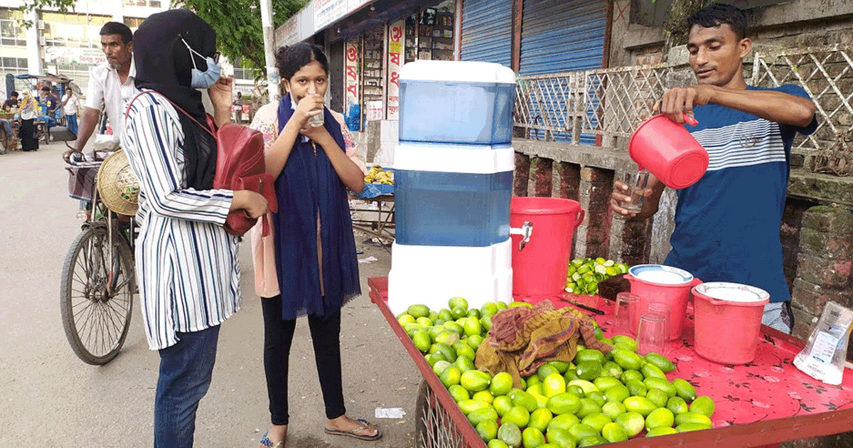 হবিগঞ্জে ভ্যাপসা গরমে বেড়েছে ডাবের দাম, তৃষ্ণা মেটাচ্ছে লেবুর শরবত হবিগঞ্জে ভ্যাপসা গরমে বেড়েছে ডাবের দাম