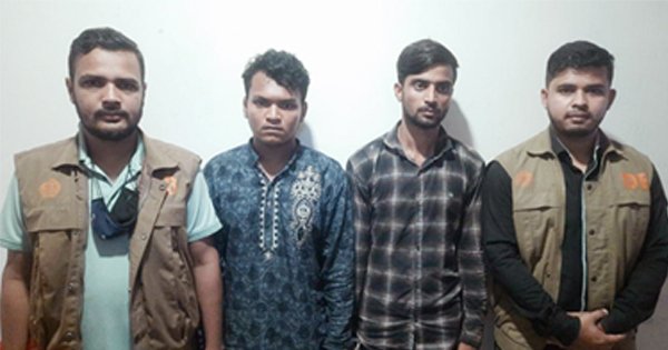 পুলিশের সাড়াশি অভিযানে সিএনজি উদ্ধার; দুই চোর আটক পুলিশের সাড়াশি অভিযানে সিএনজি উদ্ধার; দুই চোর আটক