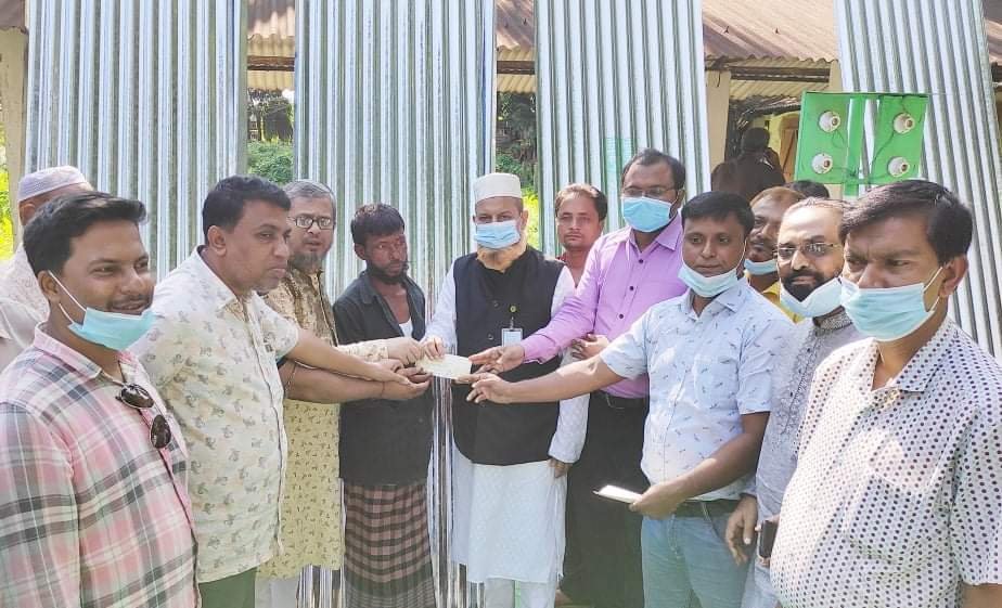 নবীগঞ্জে নগদ অর্থ ও টিন বিতরণ নবীগঞ্জে নগদ অর্থ ও টিন বিতরণ