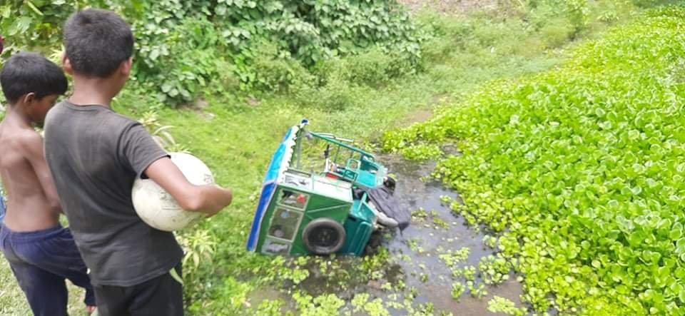 লাখাইয়ে নিয়ন্ত্রণ হারিয়ে টমটম খাদে পড়ে আহত ৩ লাখাইয়ে নিয়ন্ত্রণ হারিয়ে টমটম খাদে পড়ে আহত ৩
