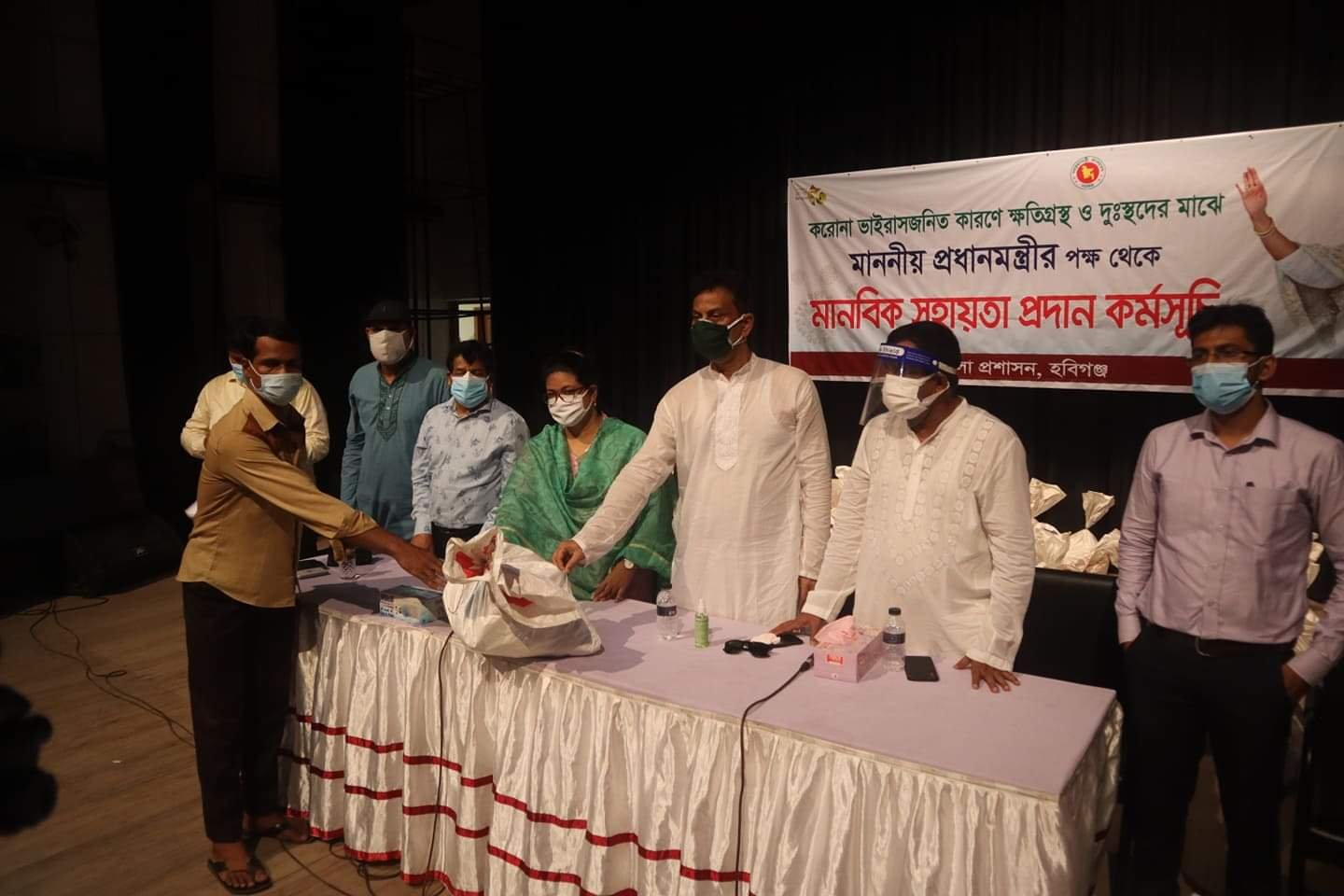 হবিগঞ্জে বিভিন্ন থানায় প্রধানমন্ত্রীর মানবিক সহায়তা প্রদান হবিগঞ্জে পত্রিকার হর্কাসদের মাঝে প্রধানমন্ত্রীর সহায়তা প্রদান