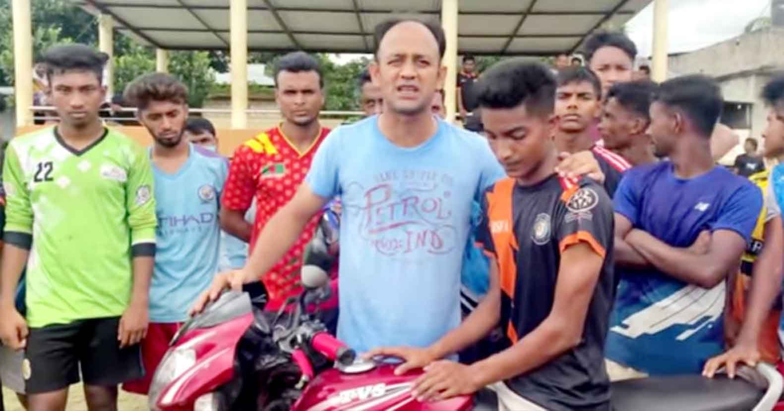 অদম্য নাছিরকে ব্যারিস্টার সুমনের মোটরসাইকেল উপহার অদম্য নাছিরকে ব্যারিস্টার সুমনের মোটরসাইকেল উপহার