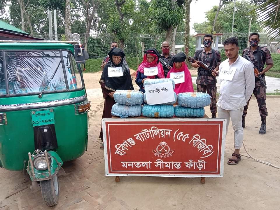 মাধবপুরে গাঁজা পাচারের সময় ৩ বোন সহ ৫ জন আটক মাধবপুরে গাঁজা পাচারের সময় ৩ বোন সহ