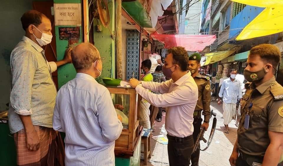 মাধবপুরে লকডাউনের ৩য় দিনে প্রশাসনের অভিযান মাধবপুরে লকডাউনের ৩য় দিনে প্রশাসনের অভিযান
